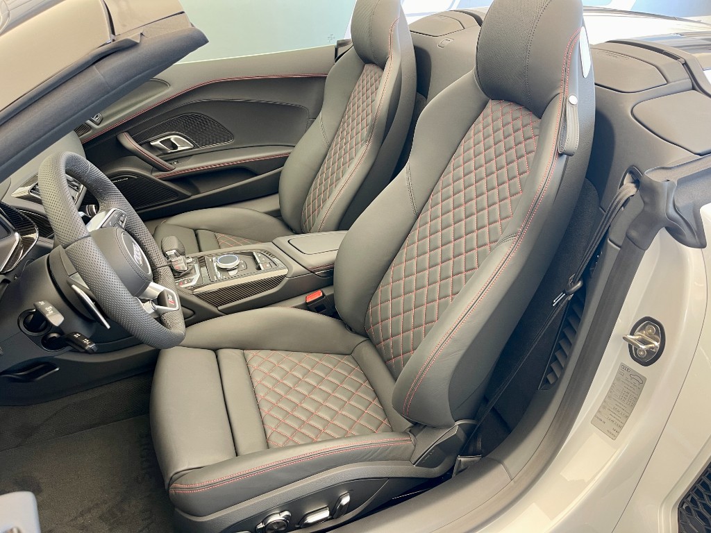 AUDI R8 SPYDER V10 PERFORMANCE | SKLADEM | NOVÉ ČESKÉ AUTO | IHNED K PŘEDÁNÍ | 620 KONÍ | MAX VÝBAVA | ŠEDÁ SUZUKA | KARBON | KERAMICKÉ BRZDY | IHNED K PŘEDÁNÍ | NÁKUP ONLINE | AUTOiBUY.com